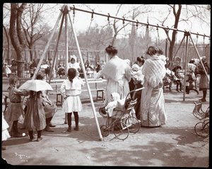 Kobiety i dzieci na huśtawkach w Dzień Arbor, Tompkins Square Park, Nowy Jork, 1904 (srebrny odbitka żelatynowa)